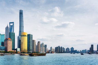 Shanghai, Çin Huangpu nehri geçip Bund görünümünden
