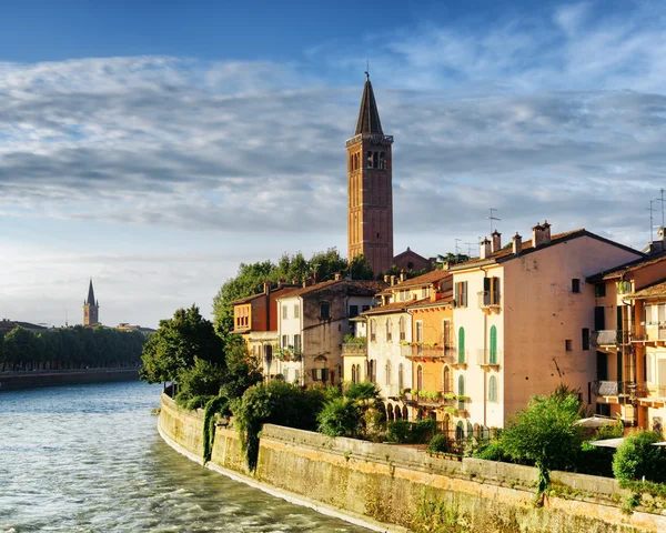 Színes homlokzatú házak, vízparti, az Adige folyó, Verona — Stock Fotó