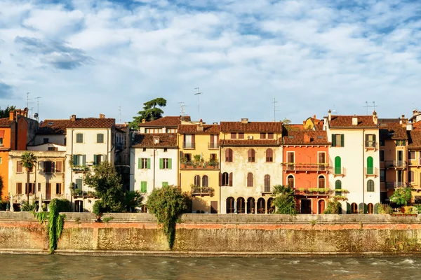 Casas antiguas en la orilla del río Adigio. Verona, Italia — Foto de Stock