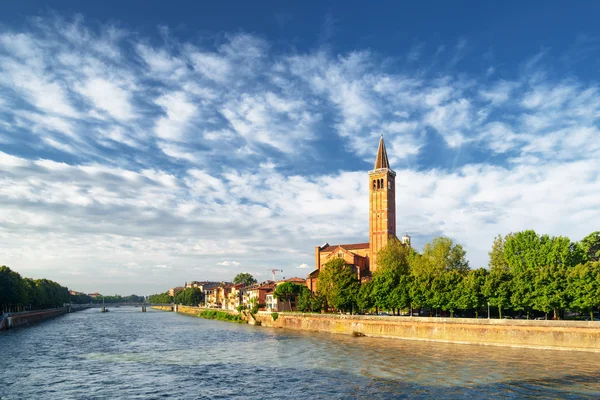 Θέα από τον ποταμό Adige και η εκκλησία της Σάντα Αναστασίας, Βερόνα — Φωτογραφία Αρχείου