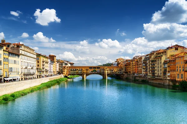 A Ponte Vecchiótól és az Arno-folyóra, Firenze, Olaszország — Stock Fotó