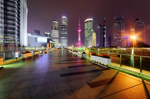 Nattvisning skyskrapor och talet Avenue, Shanghai, Kina — Stockfoto