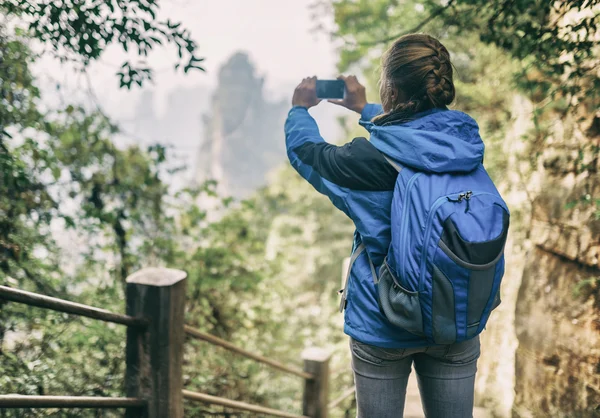 Kadın turist alarak fotoğraf doğal dağ. Tonlu görüntü — Stok fotoğraf