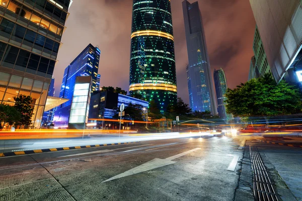 Moderne stad traffic's nachts in de Zhujiang nieuwe stad, Guangzhou — Stockfoto