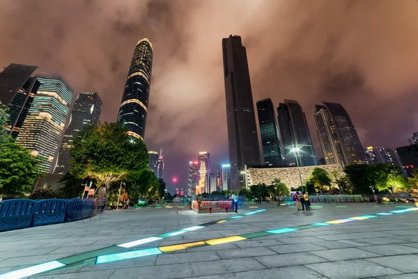 Vue de nuit des gratte-ciel et autres bâtiments modernes, Guangzhou — Photo