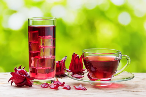 Tasse de thé hibiscus chaud et la même boisson froide avec de la glace — Photo
