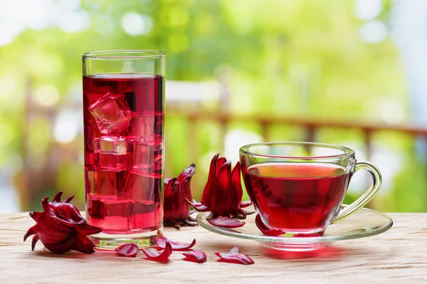 Tasse de thé hibiscus chaud magenta et la même boisson froide — Photo