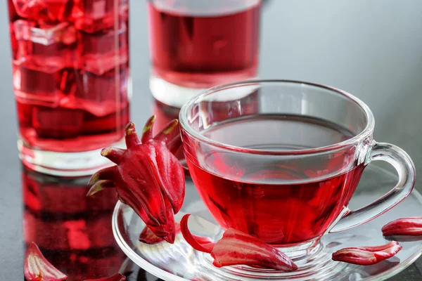 Tasse de thé hibiscus (karkade, oseille rouge) sur la table — Photo