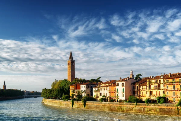 Gyönyörű kilátás a vízpartra az Adige folyón, Verona, Olaszország — Stock Fotó