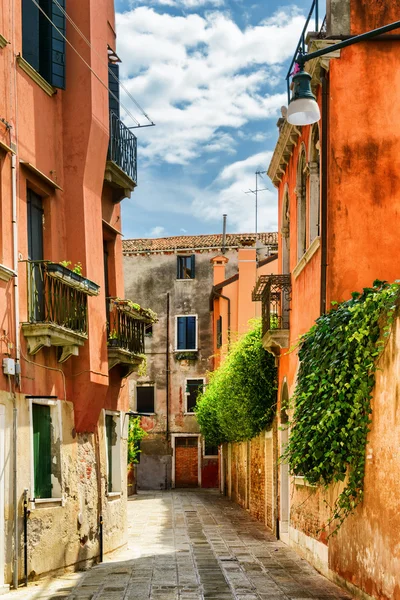 Facades of old houses on Calle Gradisca Cannaregio, Venice — Stock Photo, Image