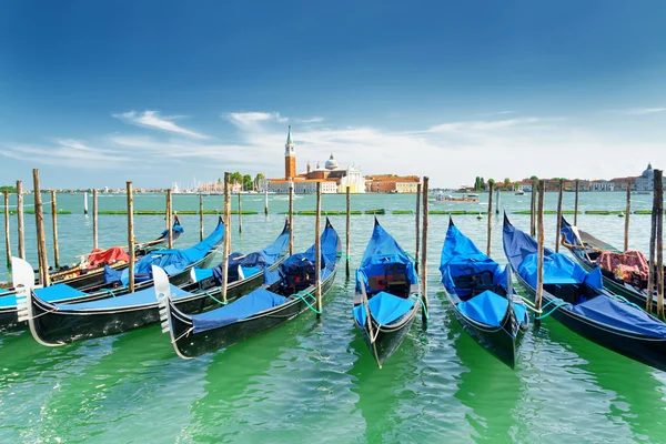 Vista panorámica de las góndolas sobre la laguna veneciana, Venecia, Italia — Foto de Stock
