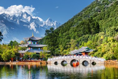 Yeşim Ejderha Kar Dağı güzel görünümü, Lijiang, Çin