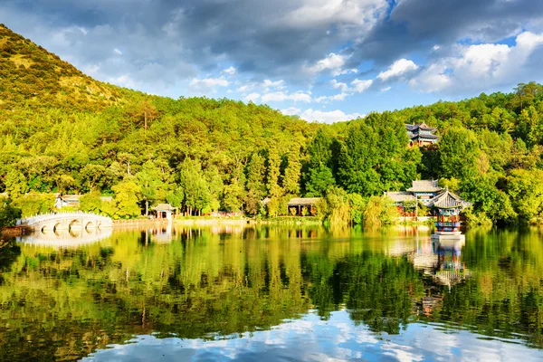 Живописный вид на бассейн "Черный дракон" в Лицзяне, Китай — стоковое фото