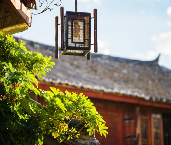 Traditional oriental Chinese street lantern and green leaves — Stock Photo, Image