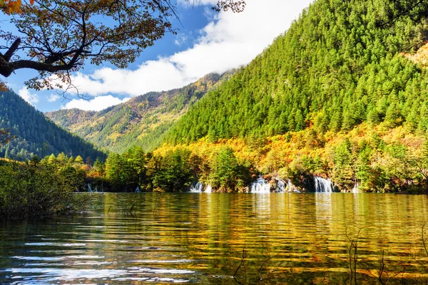 See mit kristallklarem Wasser inmitten farbenfroher Herbstwälder — Stockfoto