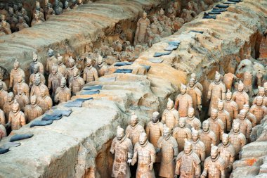 Terracotta Warriors ve heykel kalıntıları görünümü
