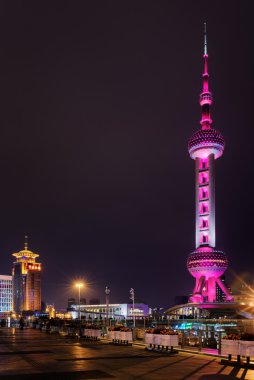 Doğu İnci Kulesi'nin gece manzarası. Kule pembe parlıyor
