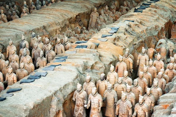 Uitzicht op de terracotta krijgers en overblijfselen van sculpturen — Stockfoto