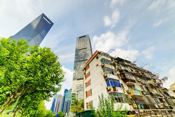 Oude gebouwen worden gecombineerd met moderne wolkenkrabbers in Shanghai, China — Stockfoto