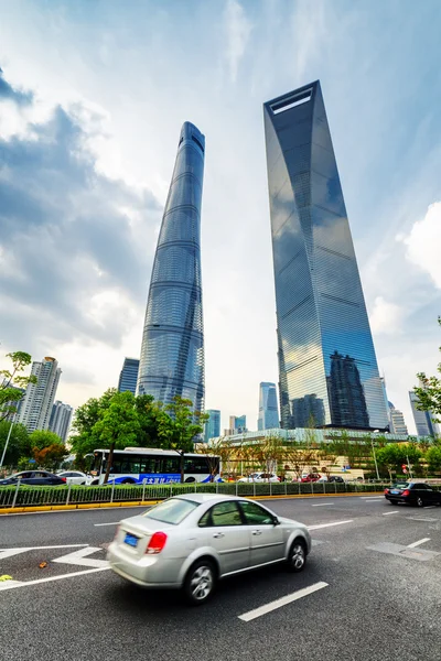 中国・上海のダウンタウンにある超高層ビルの下の眺め — ストック写真