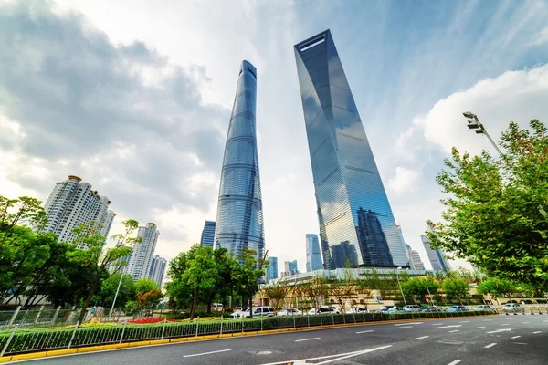 Vue du bas de la tour de Shanghai, le nouveau quartier de Pudong — Photo