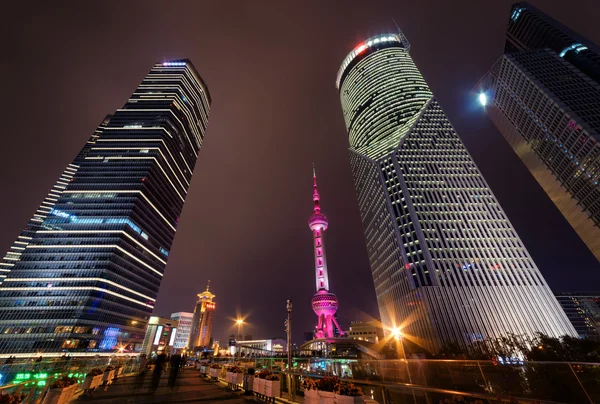 Sisi pejalan kaki Century Avenue di malam hari, Shanghai, China — Stok Foto