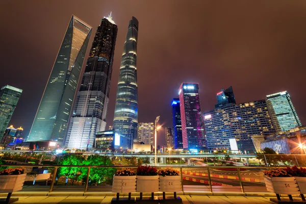 Vista noturna de arranha-céus famosos e outros edifícios modernos — Fotografia de Stock