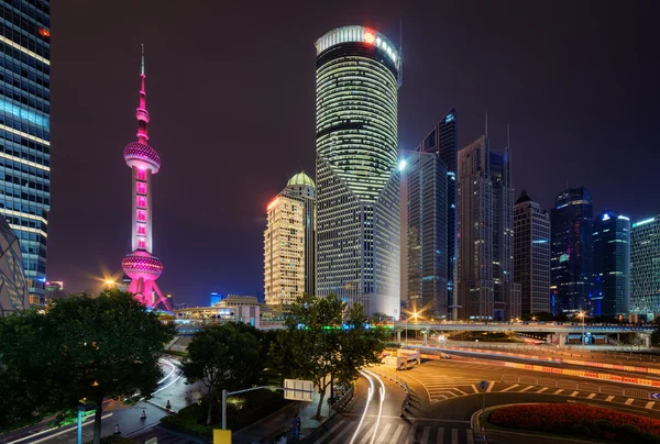 Nachtzicht op de Oriental Pearl Tower en andere wolkenkrabbers — Stockfoto