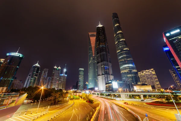 Nattvy över Century Avenue och skyskrapor i Shanghai, Kina — Stockfoto