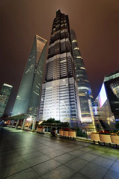 Blick von unten auf Wolkenkratzer in Shanghai bei Nacht, China — Stockfoto