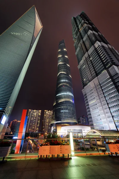 Vista incrível de arranha-céus em Xangai à noite, China — Fotografia de Stock