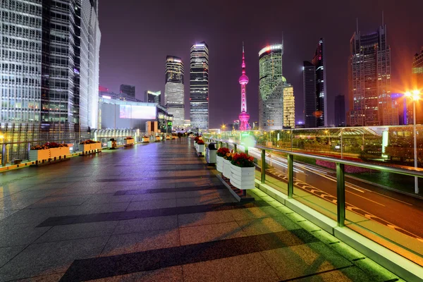 Vista noturna de arranha-céus e Century Avenue em Xangai, China — Fotografia de Stock