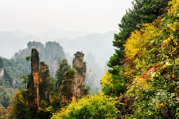 幻想的な自然石英砂岩の柱(アバター山脈) — ストック写真