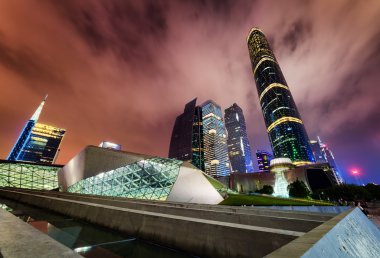 Guangzhou Opera Binası ve gökdelenler gece görünümü