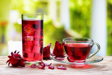 Sıcak hibiscus çay (kırmızı kuzukulağı) ve aynı soğuk içecek