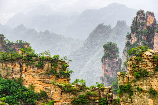 Вид на узкую естественную стену скал (Авдеевские горы) ) — стоковое фото