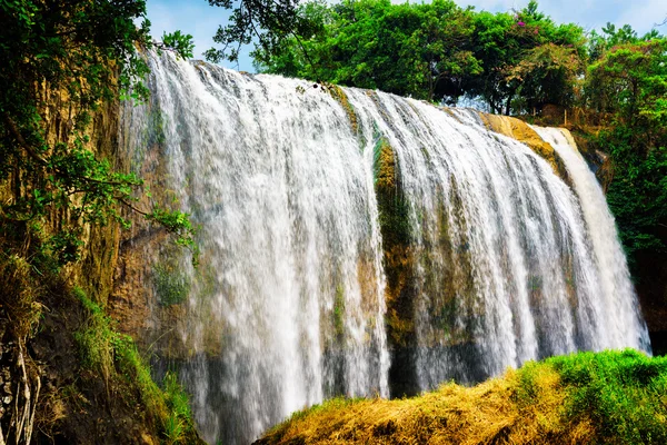 Amazing waterfall with crystal clear water among green woods — Stock Photo, Image