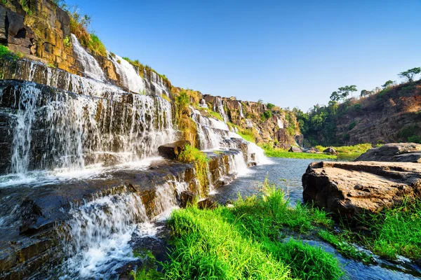 Vista laterale della cascata naturale con acqua cristallina — Foto Stock