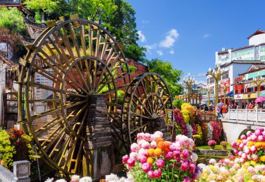 Süs su değirmenleri ve çiçekler, Lijiang Eski Şehir