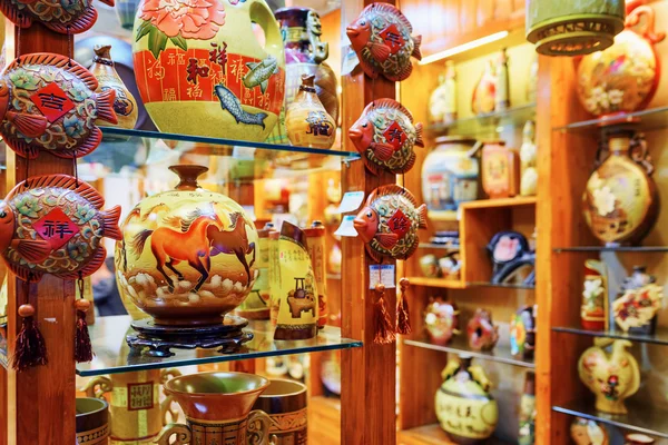 Brett utbud av traditionella kinesiska vaser på keramik butik — Stockfoto