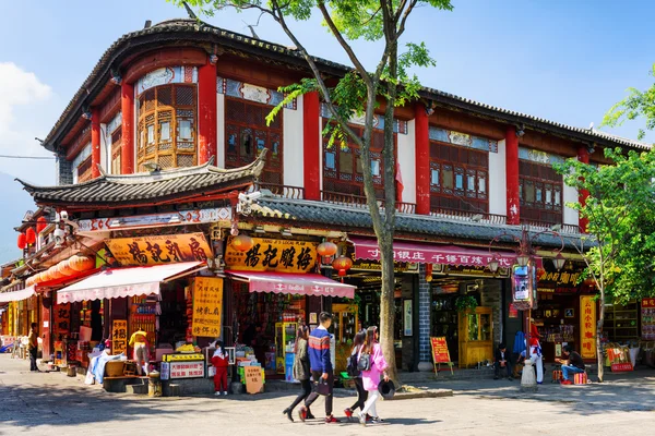 Fachada de madera de la casa tradicional china en el casco antiguo de Dalí — Foto de Stock