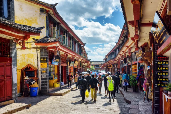 Turistas asiáticos están caminando por la calle en el casco antiguo de Lijiang — Foto de Stock