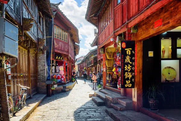Calle estrecha con tiendas de recuerdos en el casco antiguo de Lijiang — Foto de Stock
