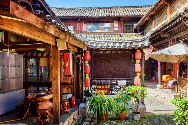 Geleneksel Çin ahşap evin avlusu, Lijiang, Çin — Stok fotoğraf