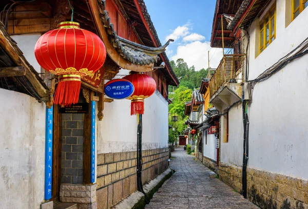 Malebná úzká ulice ve starém městě Lijiang, Čína — Stock fotografie