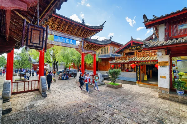 伝統的な東洋中国の彫刻木製の門の風光明媚な眺め — ストック写真