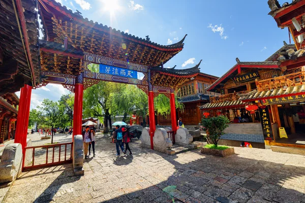 Belle vue sur la porte traditionnelle chinoise en bois sculpté rouge — Photo