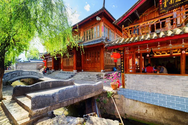 Traditional Chinese carved houses and stone bridges over canal — Stock Photo, Image