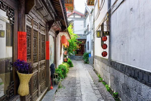 Puertas de madera tallada de la casa tradicional china, Lijiang — Foto de Stock