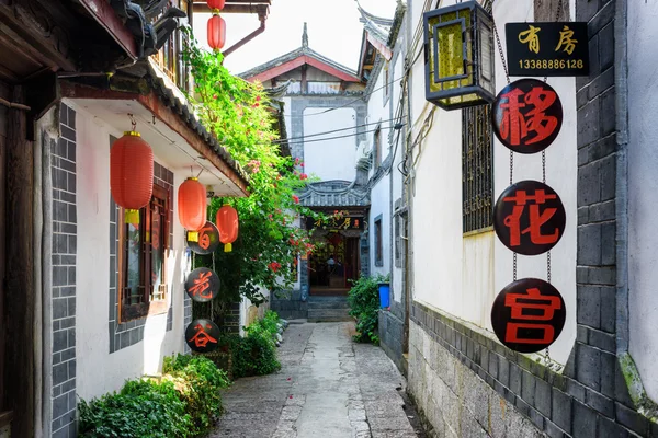 Scenic view of narrow street in the Old Town of Lijiang — Stock Photo, Image